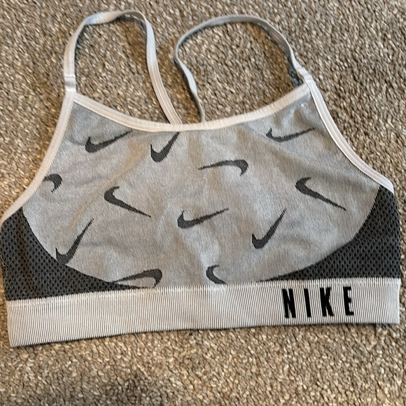 BUNDLE OF BRAS - Picture 3 of 7